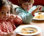 Imagen niños comiendo