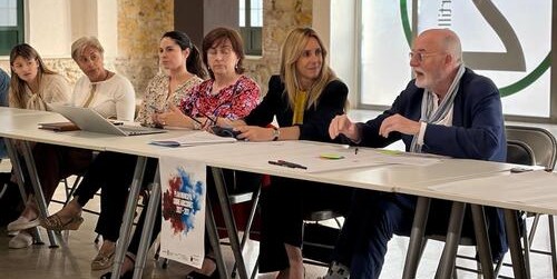El Ayuntamiento reúne a entidades sociales, sanitarias, educativas y universitarias para diseñar una estrategia integral adaptada a la realidad del municipio
